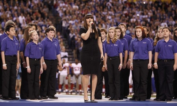 Video: Kelly Clarkson Delivers Smooth Rendition of National Anthem ...