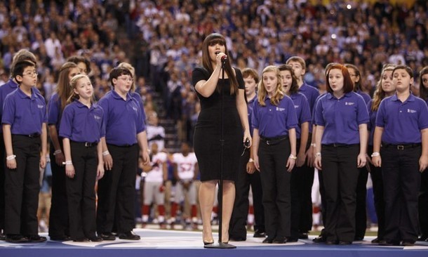 Video: Kelly Clarkson Delivers Smooth Rendition of National Anthem at ...