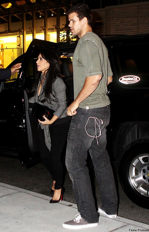 Kris Humphries Spotted Without Wedding Ring On in New York City Kris Humphries Spotted Without Wedding Ring On in New York City