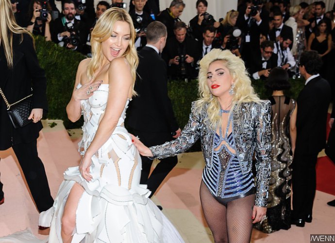lady-gaga-gropes-kate-hudson-s-butt-at-2