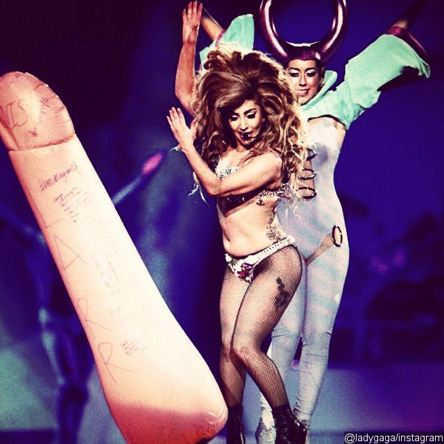 lady-gaga-performs-with-inflatable-giant