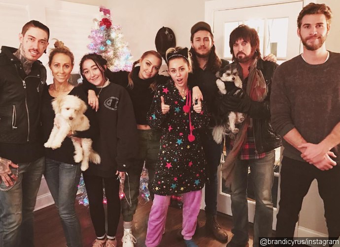 Liam Hemsworth Is Detached From Miley Cyrus in Recent Family Portrait, Expert Says