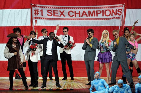 Video: Lonely Island, Michael Bolton, Akon Perform at Emmys 2011