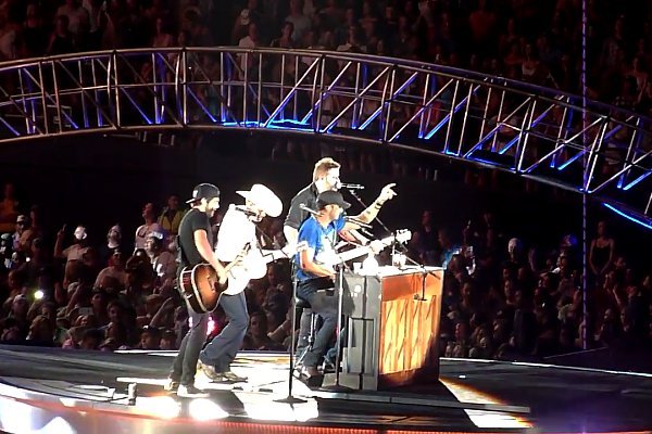 Video: Luke Bryan Puts Country Spin on Maroon 5's 'Sugar' During Nashville Show