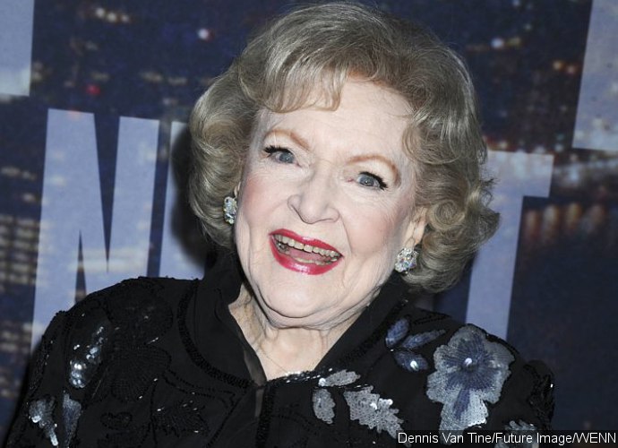 Man Sets Up GoFundMe Page to Protect Betty White After Carrie Fisher's Death