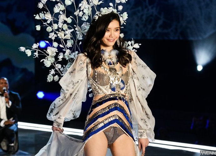 Ming Xi Bursts Into Tears After Epic Fall at 2017 Victoria's Secret Fashion Show