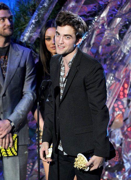 robert pattinson 2011. 2011 MTV Movie Awards: Robert Pattinson Kisses Taylor Lautner After Winning Best Kiss