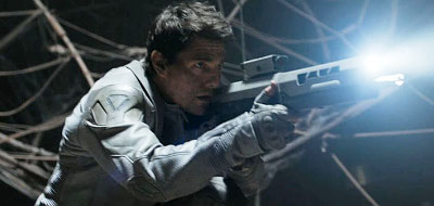 Tom Cruise fights alien in a futuristic world in 'Oblivion'
