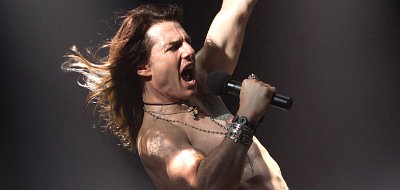 Tom Cruise plays charismatic glam rock star in 'Rock of Ages'