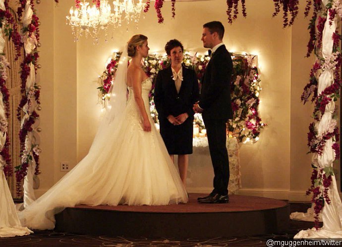 Oliver and Felicity Get Married in New 'Arrow' Photo