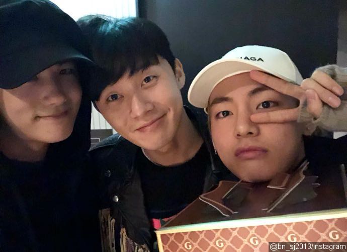 Park Hyung Sik and BTS' V Show Bromance With Park Seo Joon Backstage at Golden Disc Awards