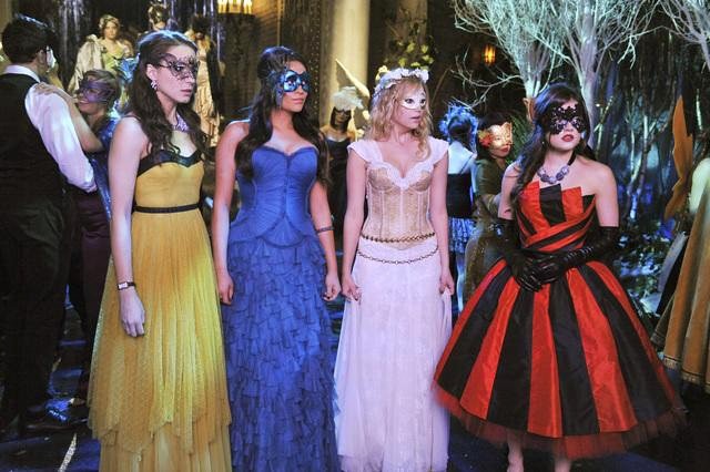 http://www.aceshowbiz.com/images/news/pretty-little-liars-season-2-finale-the-girls-dress-up-masquerade-ball.jpg