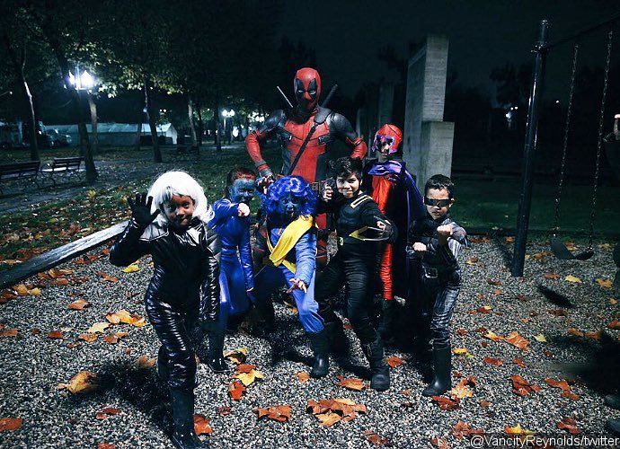 Ryan Reynolds Dresses Up as Deadpool on Halloween