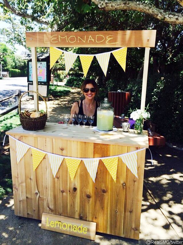 http://www.aceshowbiz.com/images/news/sarah-michelle-gellar-sells-lemonade-to-earn-a-living.jpg