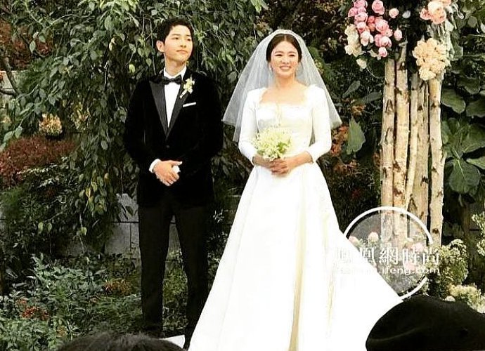 Song Joong Ki and Song Hye Kyo Kiss at Star-Studded Wedding, the Groom Sheds Tears
