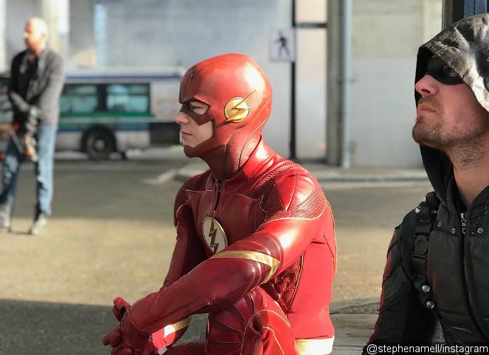 Arrow and The Flash Hang Out Together in BTS Photo of Arrowverse Crossover