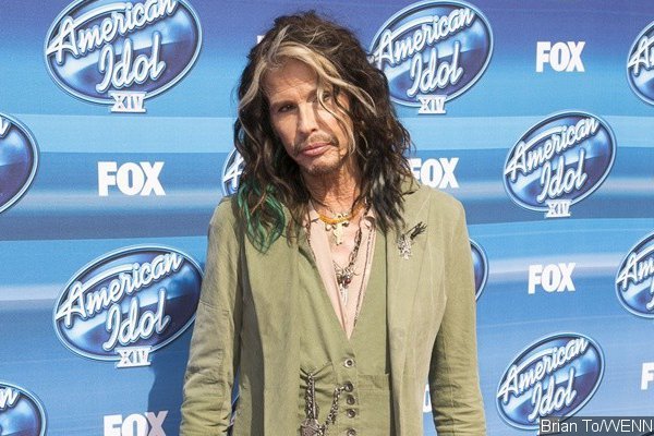 Steven Tyler Sings With Street Musician in Moscow