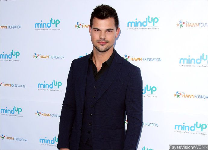 taylor lautner free naked pic nude pics of demi lovato with other girls