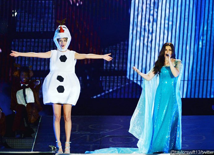 Video: Taylor Swift and Idina Menzel Sing 'Let It Go' as Olaf and Elsa in Tampa