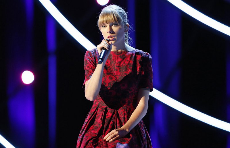 http://www.aceshowbiz.com/images/news/taylor-swift-debuts-song-ronan-at-stand-up-to-cancer-telethon.jpg