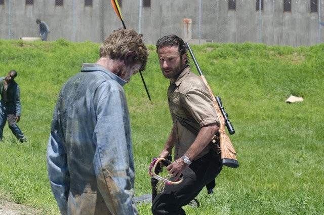 http://www.aceshowbiz.com/images/news/the-walking-dead-3-02-rick-won-t-give-up-the-prison.jpg