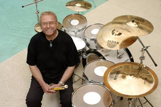 Johnny+Carson+Death+Photos The drummer of a band for 'The Tonight Show Starring Johnny Carson ...