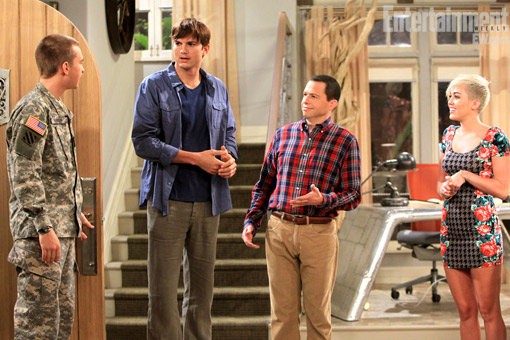 'Two and a Half Men' Gives First Look at Miley Cyrus' Return