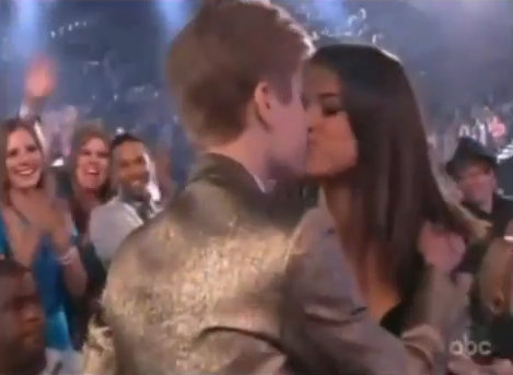 selena gomez and justin bieber kiss. Video: Justin Bieber Praises