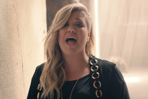 Video Premiere: Kelly Clarkson's 'Invincible'