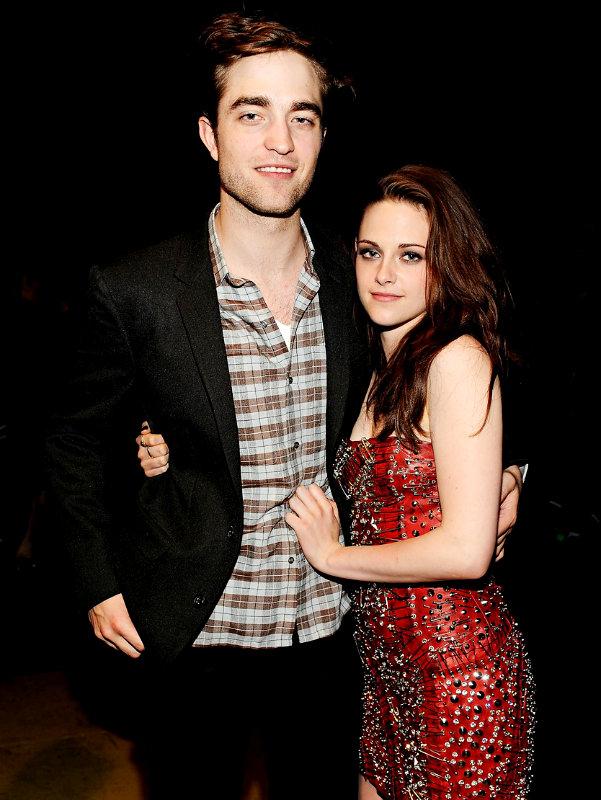 kristen stewart and robert pattinson. Video: Robert Pattinson Holds Kristen Stewart#39;s Hand at MTV Movie Awards Backstage