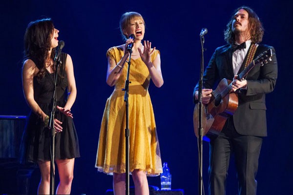 Video: Taylor Swift Debuts Safe and Sound Live in Concert With Civil ...