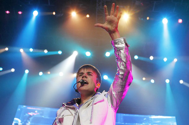 justin bieber selena gomez indonesia pictures. Video: Justin Bieber Singing