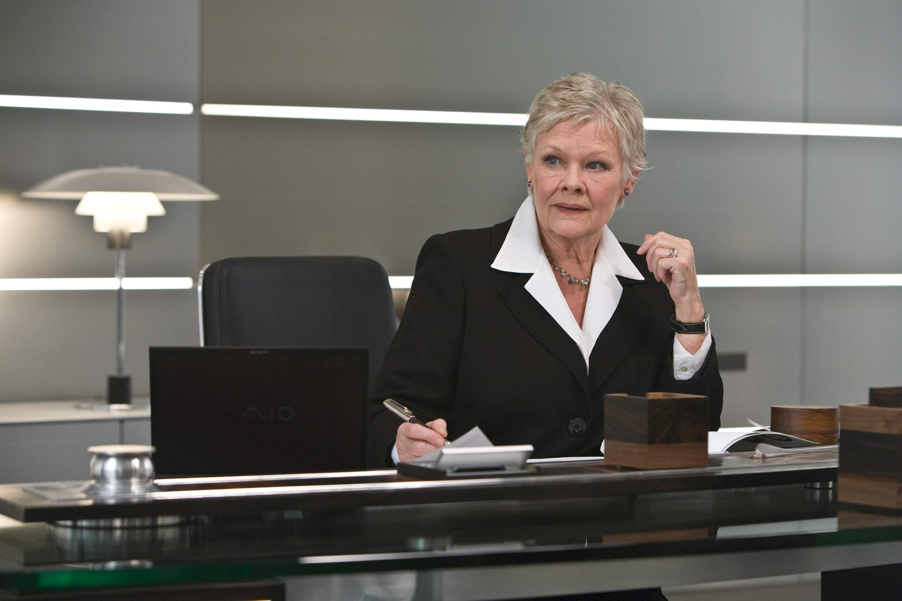 M (JUDI DENCH) at the Mi6 Head Quarters in London. Location: Pinewood Studios, Buckinghamshire, UK. Photo by: Karen Ballard.