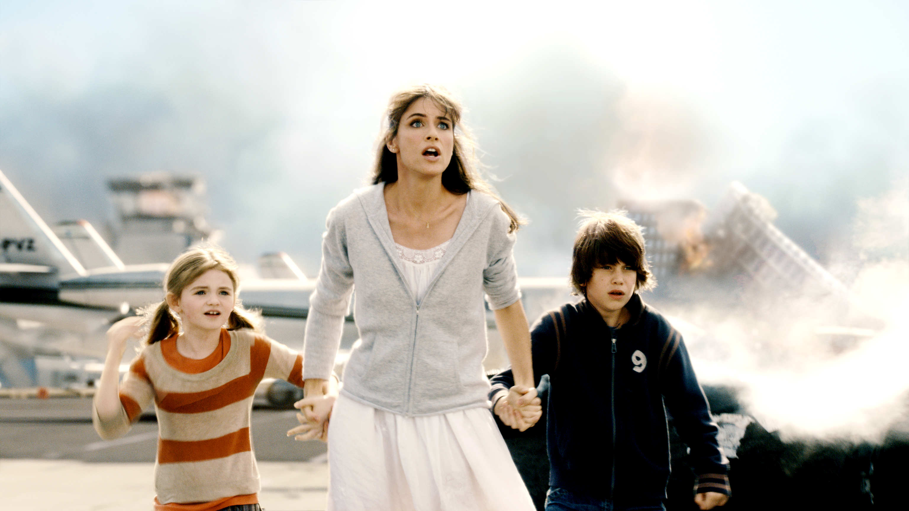 Morgan Lily, Amanda Peet and Liam James in Columbia Pictures' 2012 (2009)