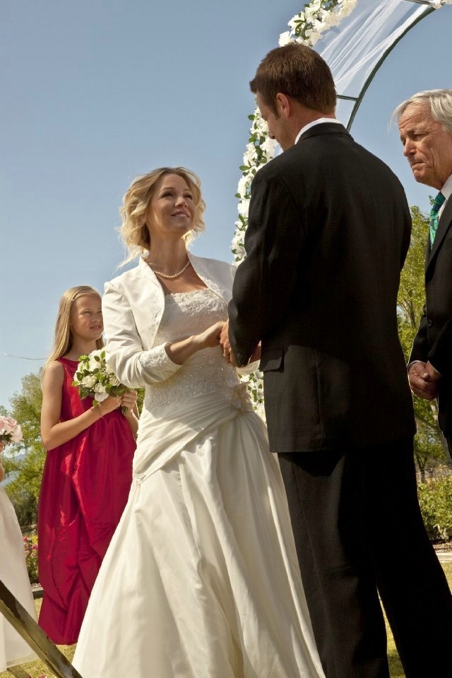 Jennie Garth stars as Susan and Brad Rowe in Hallmark Channel's A Christmas Wedding Tail (2011)