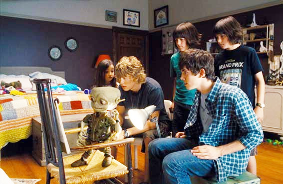 Ashley Boettcher, Austin Butler, Regan Young, Carter Jenkins and Henri Young in The 20th Century Fox's Aliens in the Attic (2009)