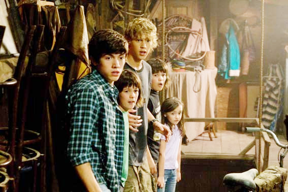 Carter Jenkins, Regan Young, Austin Butler, Henri Young and Ashley Boettcher in The 20th Century Fox's Aliens in the Attic (2009)