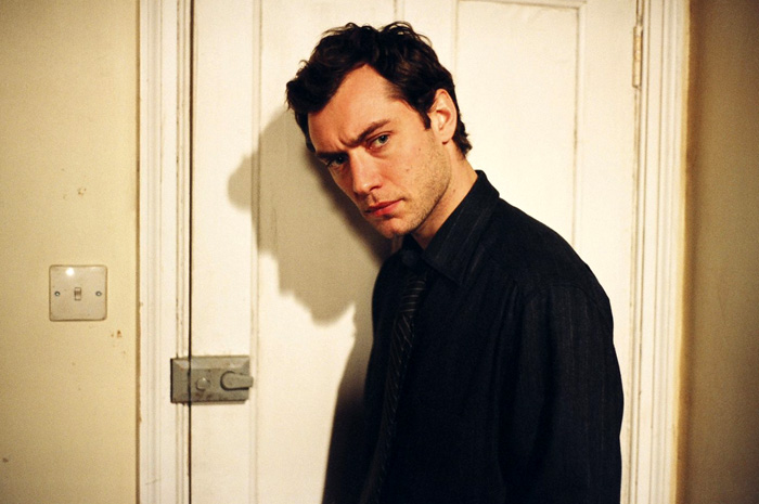 Jude Law as Dan in Columbia Pictures' Closer (2004)