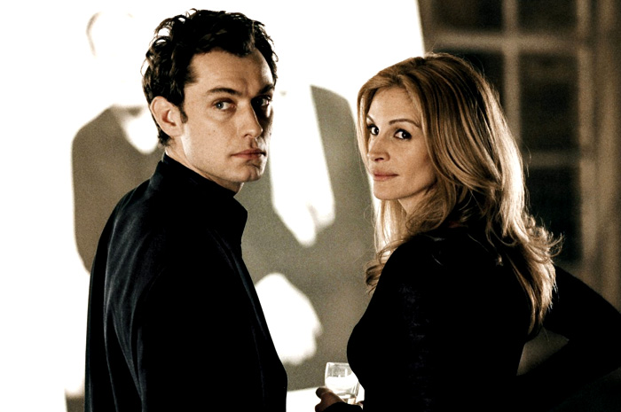 Jude Law and Julia Roberts in Columbia Pictures' Closer (2004)