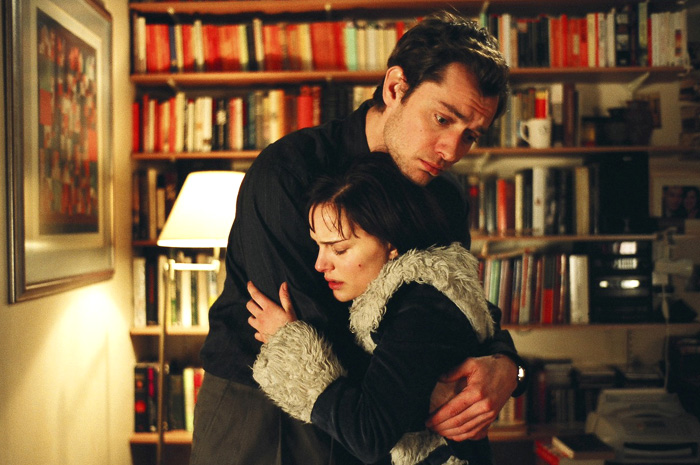 Natalie Portman and Jude Law in Columbia Pictures' Closer (2004)
