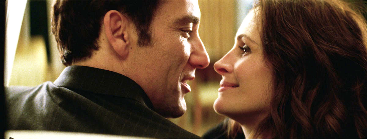 Clive Owen stars as Ray Koval and Julia Roberts stars as Claire Stenwick in Universal Pictures' Duplicity (2009)