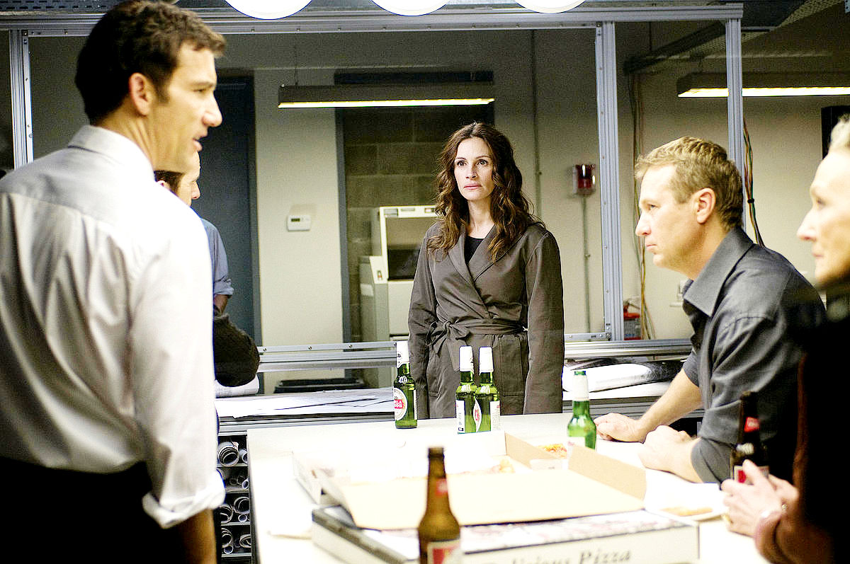 Clive Owen, Julia Roberts and Oleg Shtefanko in Universal Pictures' Duplicity (2009)