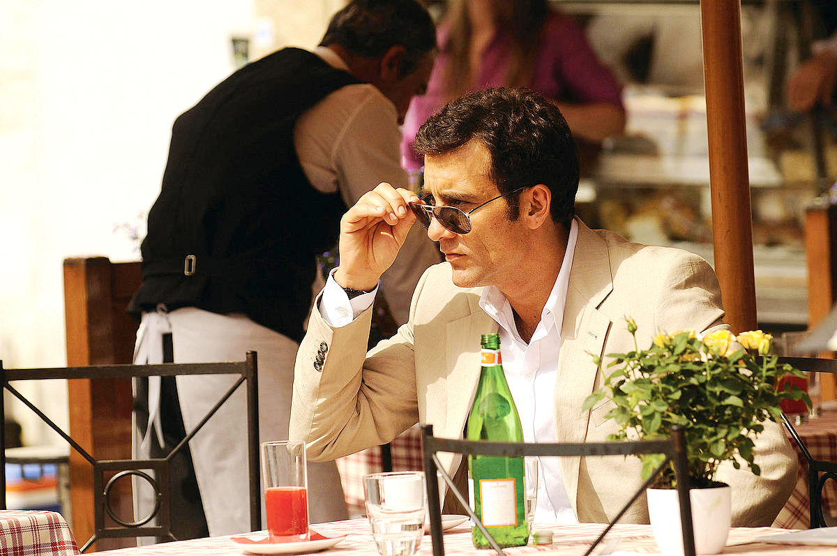 Clive Owen stars as Ray Koval in Universal Pictures' Duplicity (2009)