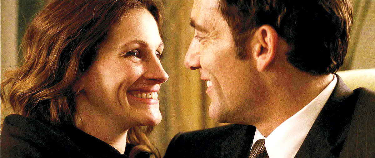 Julia Roberts stars as Claire Stenwick and Clive Owen stars as Ray Koval in Universal Pictures' Duplicity (2009)