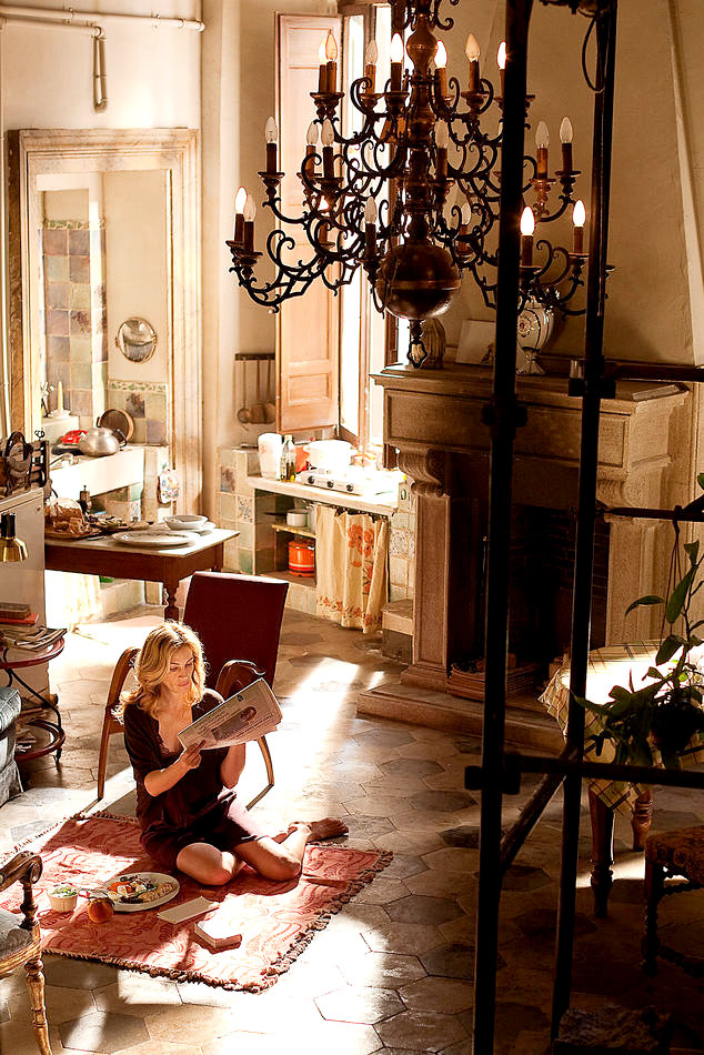 Julia Roberts stars as Elizabeth Gilbert in Columbia Pictures' Eat, Pray, Love (2010)