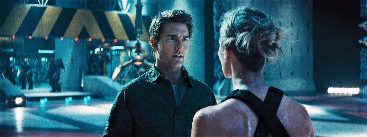 Tom Cruise stars as Lt. Col. Bill Cage and Emily Blunt stars as Rita Vrataski in Warner Bros. Pictures' Edge of Tomorrow (2014)