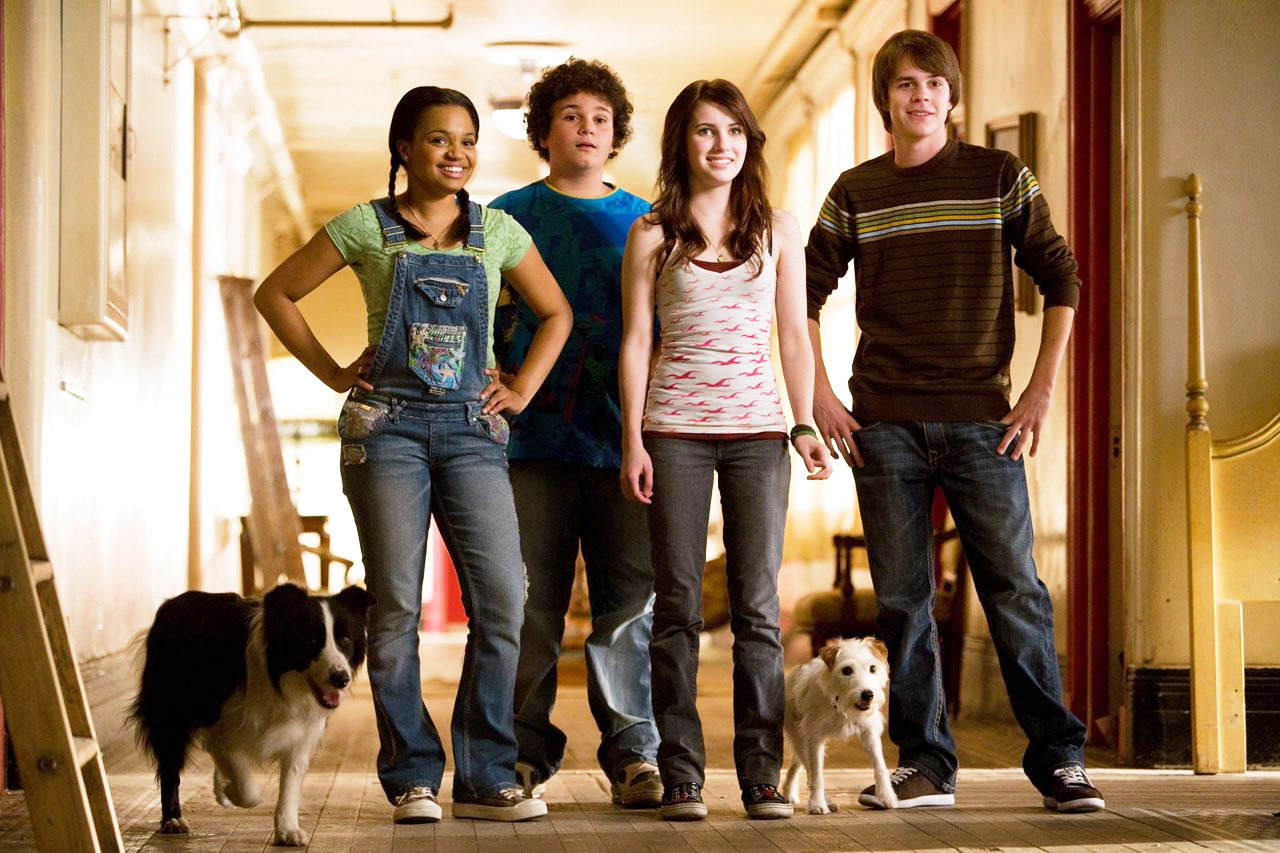 Kyla Pratt, Troy Gentile, Emma Roberts and Johnny Simmons in DreamWorks' Hotel for Dogs (2009)