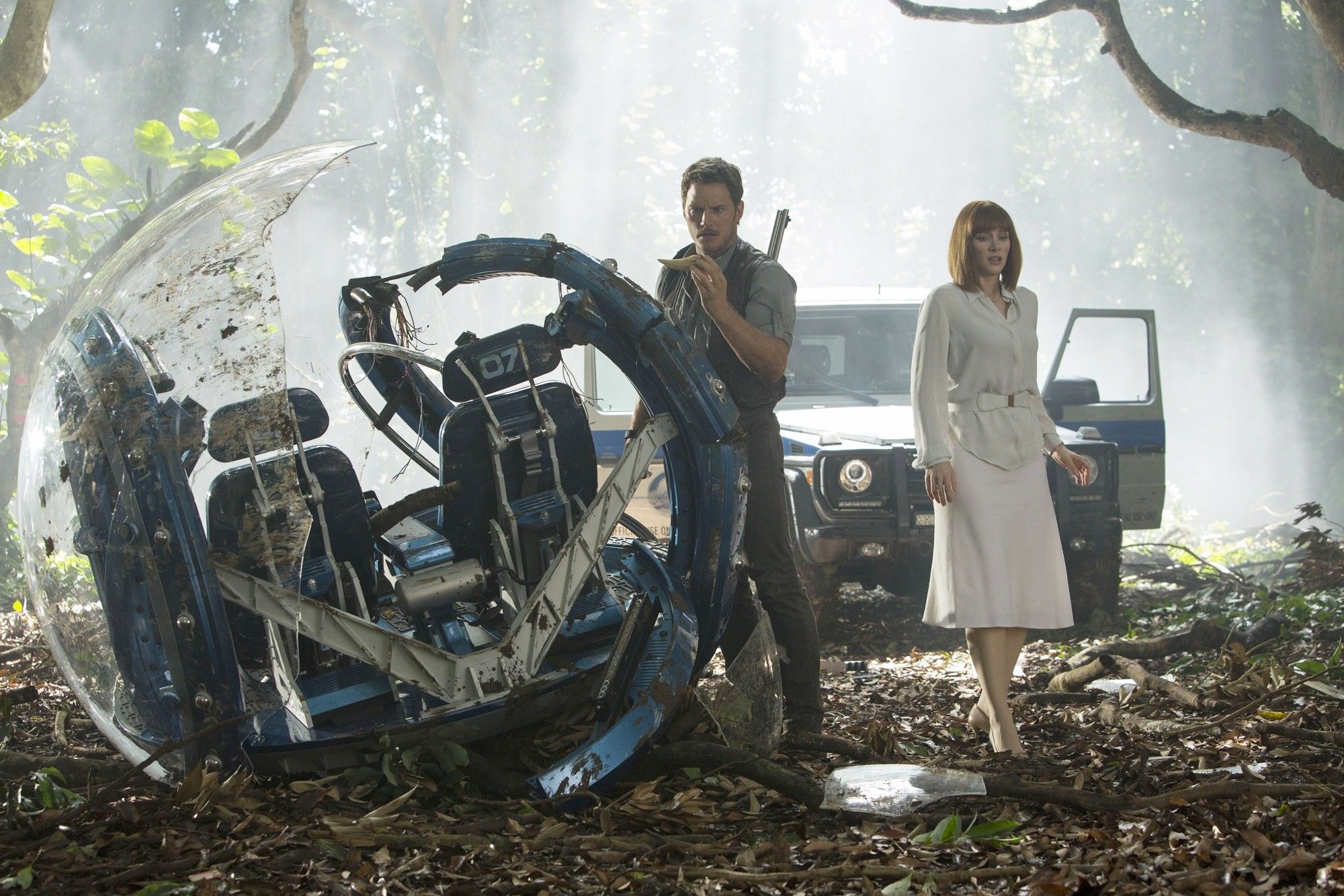 Chris Pratt stars as Owen and Bryce Dallas Howard stars as Beth in Universal Pictures' Jurassic World (2015)