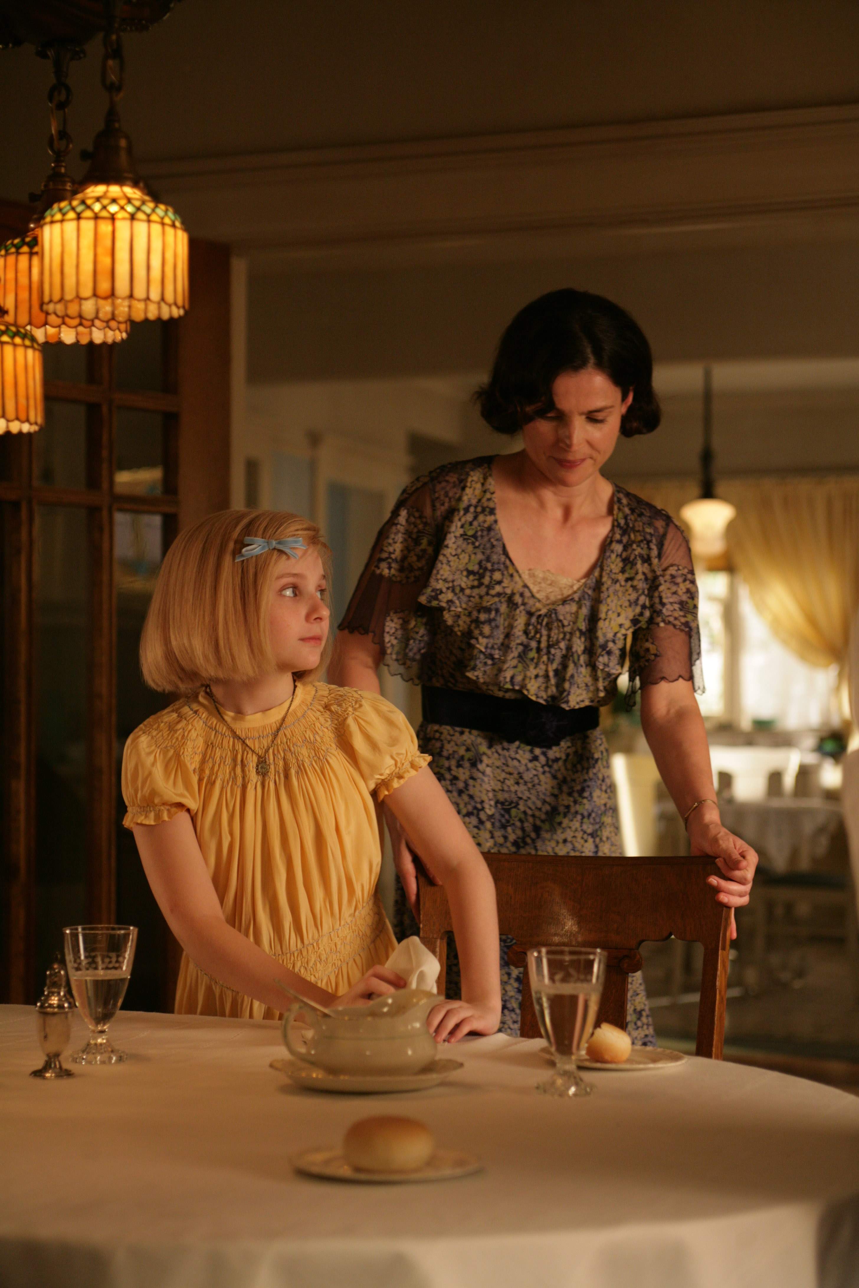 Abigail Breslin and Julia Ormond in a scene from Kit Kittredge: An American Girl 2008 From HBO Films/A Picturehouse -Photographer: Cylla von Tiedemann