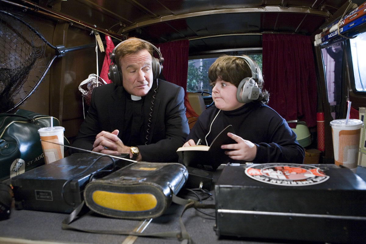 Robin Williams as Reverend Frank and Josh Flitter as Choir Boy in Warner Bros. Pictures' License to Wed (2007)